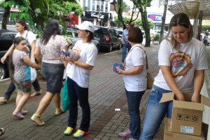 Blitze educativas, distribuição de preservativos e orientação sobre testes rápidos são algumas das ações