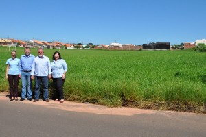Autoridades municipais em visita ao terreno do Jardim Santa Mônica II, que abrigará uma escola de 900 m²