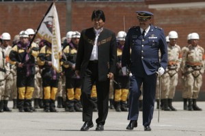 Imagem de arquivo, de 2007, mostra Gustavo Vargas Gamboa (direita) com o presidente Evo Morales (Foto: Juan Karita/AP)