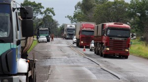 Motoristas devem ficar atentos à sinalização (Foto: Jorge Woll/DER)