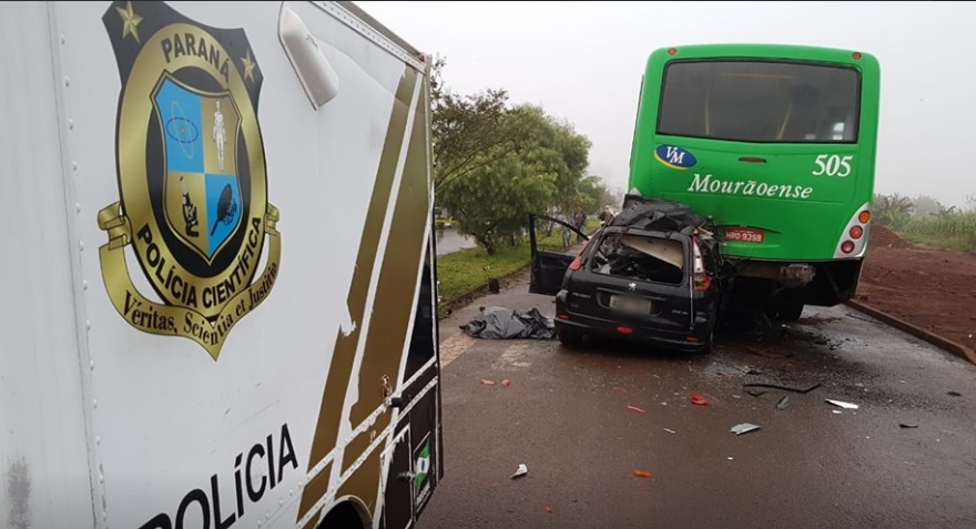 Motorista de 29 anos morre ao bater na traseira de ônibus de